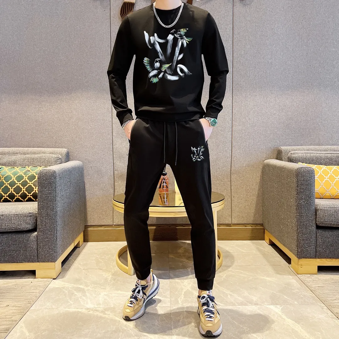 🅿️380 [LV Louis Vuitton] (Fat Man Gospel) hot-selling suit is coming. Focus on the original version of the official website. 2025 new hot-selling sweatshirt suit. The original order is hard to buy🇭🇰. It is the meticulous work of top designers for a fitting and perfect upper body effect. All-natural high-quality Roman cotton 100%, close-fitting comfort, noble and elegant! Original hardware embodies elegance and nobility! Counter size: M-5XL (maximum wear up to 220 pounds)